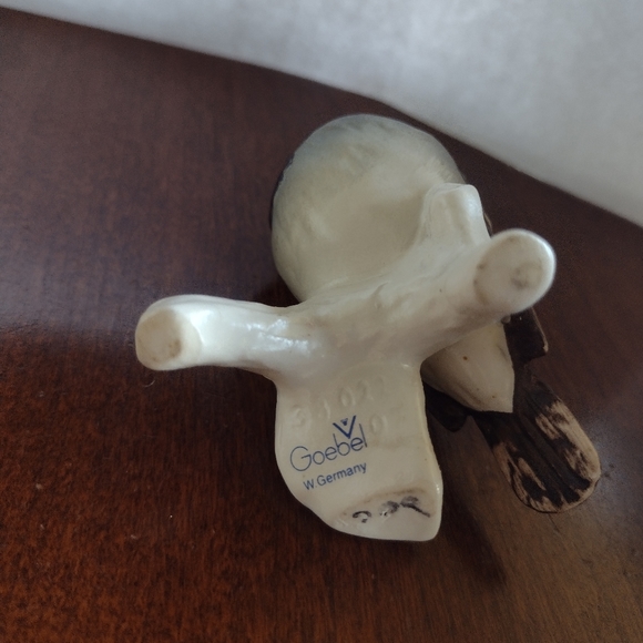 Vintage Goebel W. Germany Bird Sparrow Matte Porcelain 3" tall . - Picture 3 of 4